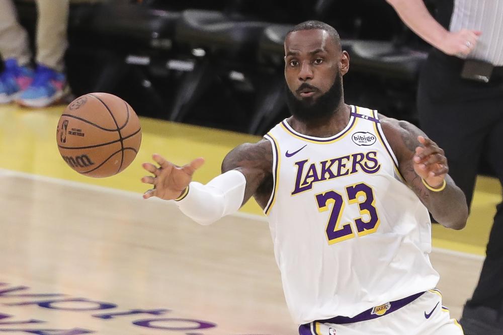 “篮球运动在全球范围内普及，青少年参与度提升”.