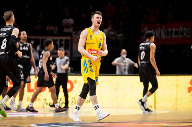 WTT重庆冠军赛 孙颖莎3-0晋级八强央视新闻客户端.